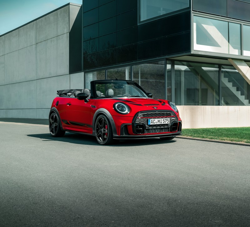 Красный мини-кабриолет, припаркованный перед зданием (mini cooper works cabrio, ac шницер, ac schnitzer, 2021, 5k)