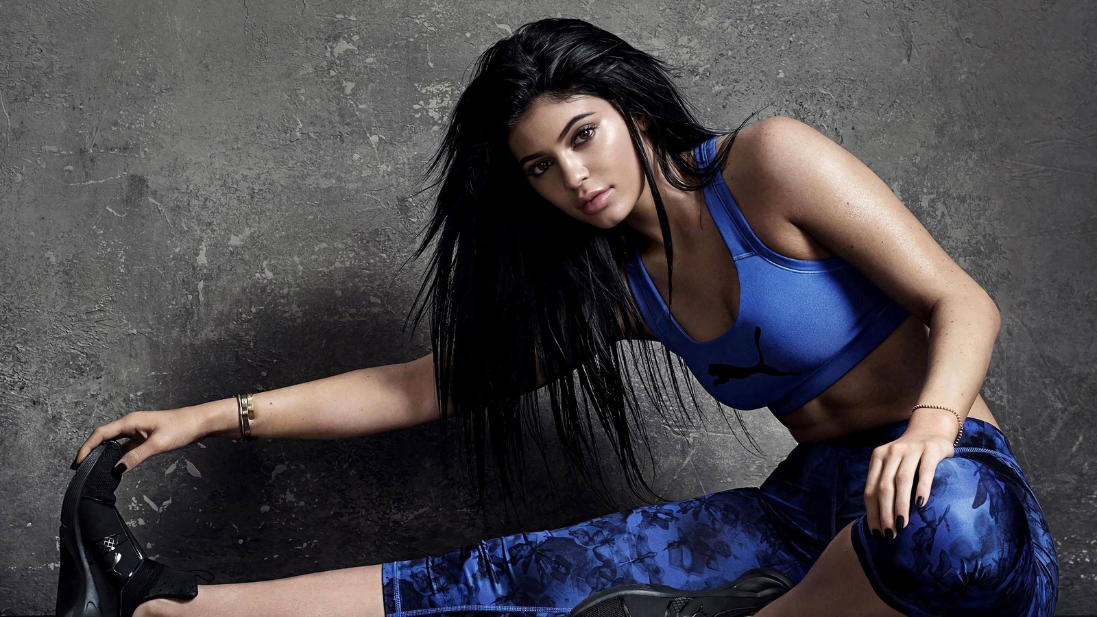 Il y a un gros plan d'une femme en brassière de sport bleue et leggings. (kylie jenner, brunette, modèle, célébrité, femmes)