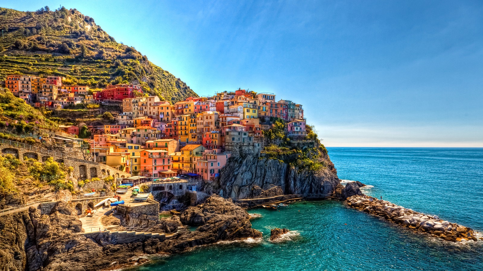 Uma vista de uma aldeia colorida na costa de uma montanha (manarola, corpo de água, costa, paisagem natural, mar)