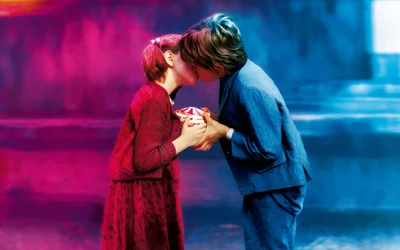 Moment intime : Un baiser romantique dans une performance dramatique