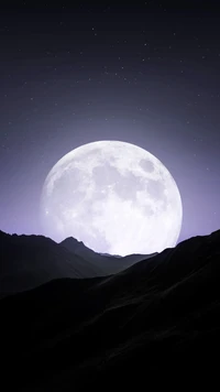 Lune pleine majestueuse illuminant les silhouettes des montagnes