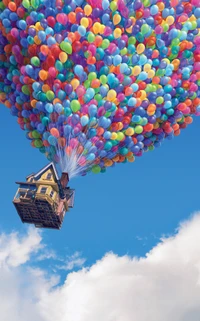 Aventura de Globos Coloridos: Una Casa Se Eleva en un Cielo Azul