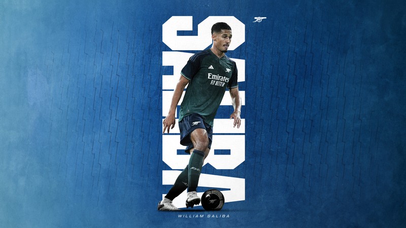 Крупный план футболиста на футбольном мяче (william saliba, арсенал фк, arsenal fc, французский футболист, спорт)