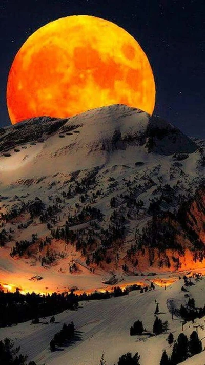 Majestuosa montaña cubierta de nieve bajo una superluna