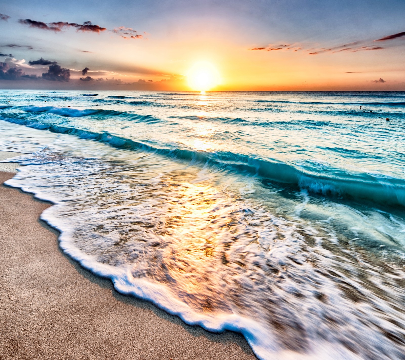 Pôr do sol sobre o oceano com ondas quebrando na praia (praia, areia, mar, por do sol)