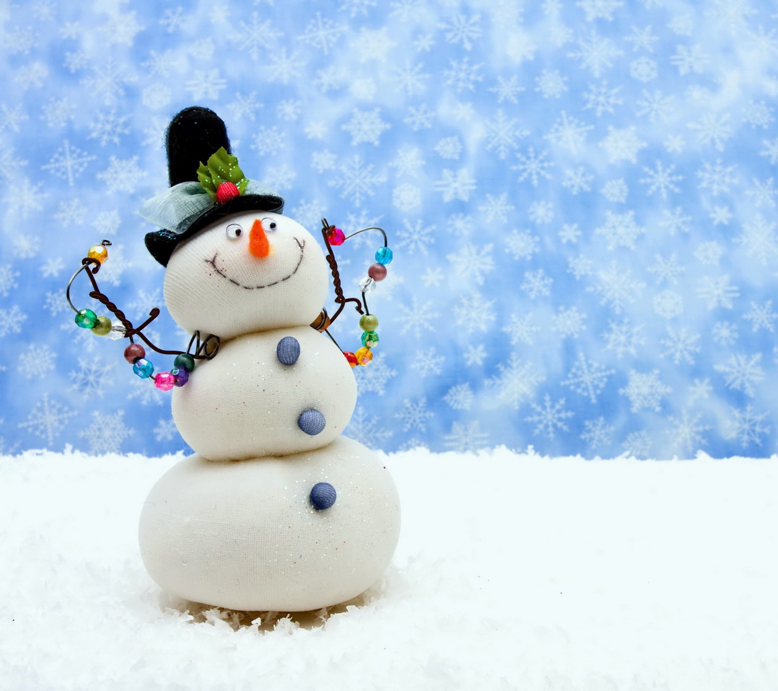 Hay un muñeco de nieve con un sombrero de copa y una bufanda (navidad, lindo, feliz, alegre, nuevo año)