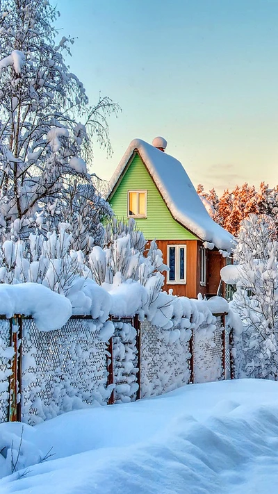 Encantadora casa rodeada de árboles cubiertos de nieve en un país de las maravillas invernal