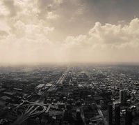 Paisagem urbana panorâmica sob céus nublados