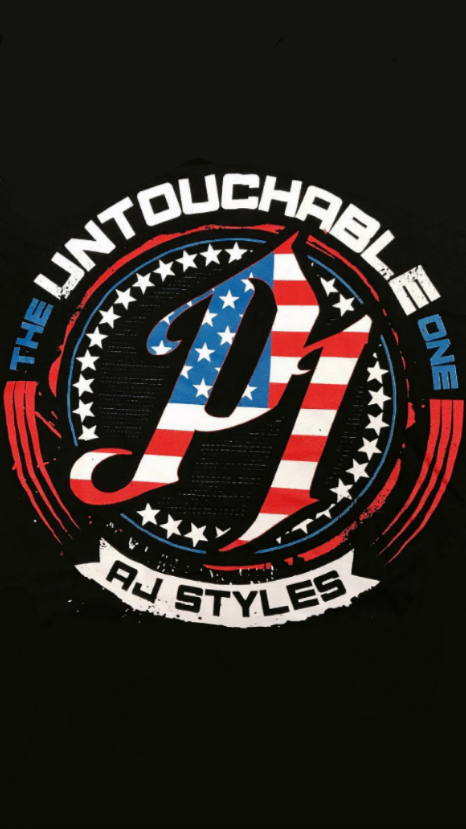 Um close de uma camiseta preta com um logotipo vermelho, branco e azul (aj styles, united states champ, wwe)