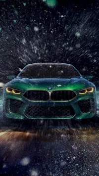 BMW Concept M8 dans un cadre dynamique et enneigé avec des phares frappants et un design avant audacieux.