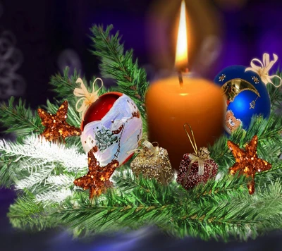 Arreglo de velas festivas con adornos navideños y follaje perenne