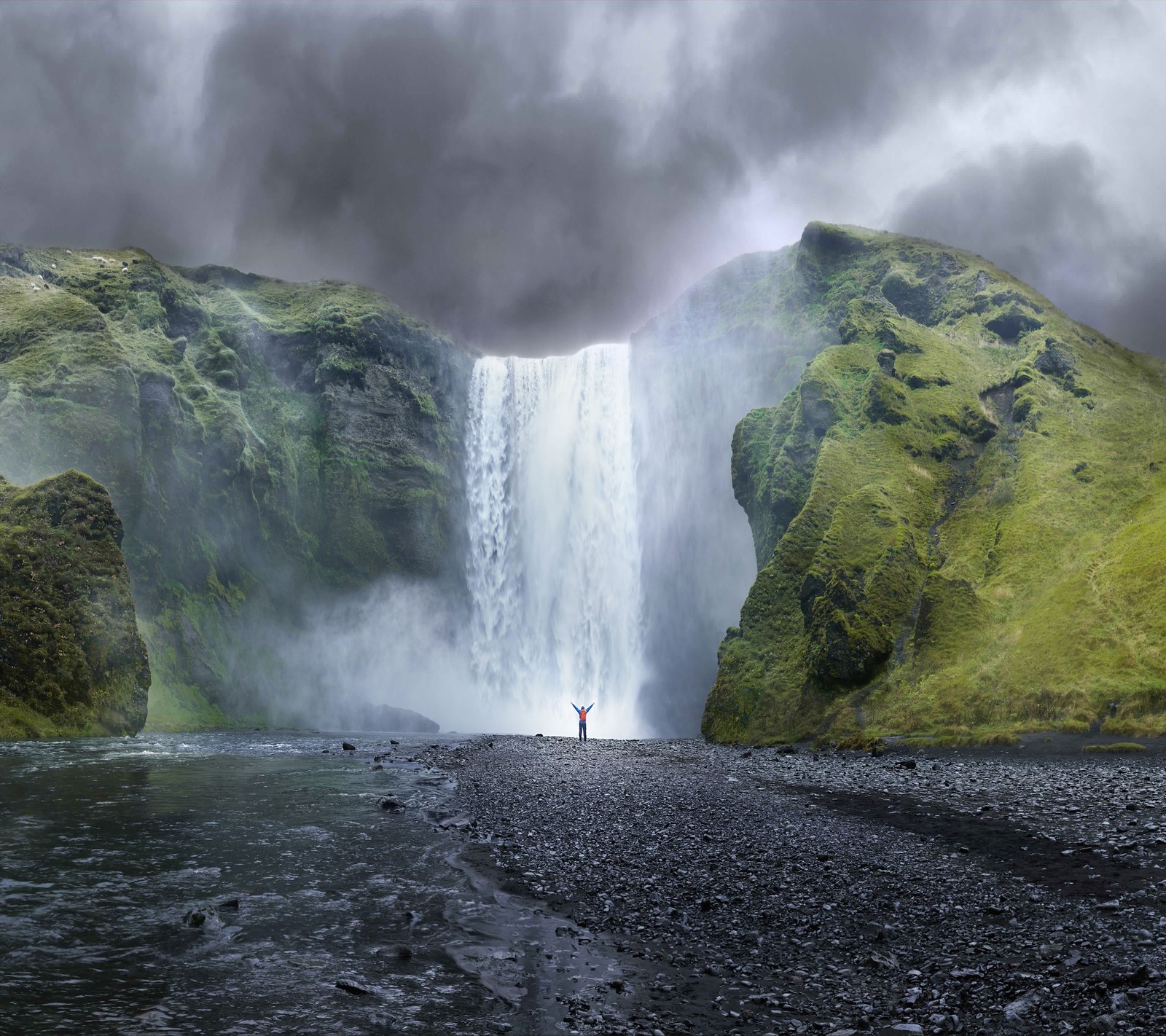 Imagem de um homem em pé frente a uma cachoeira na islândia (maçã, mac, os x, retina, cachoeira)