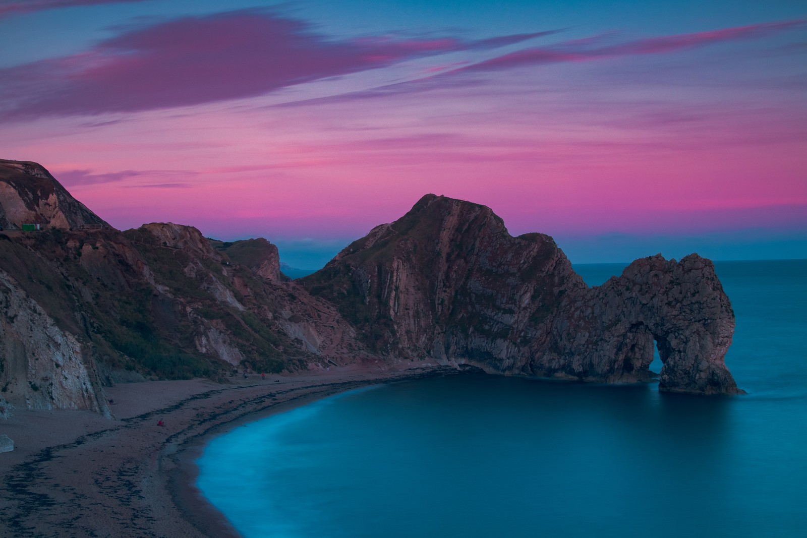 Вид на пляж с каменной формацией посередине (дёрдл дор, durdle door, west lulworth, великобритания, англия)