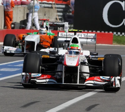 Equipo Sauber F1 carrera de coches en la pista