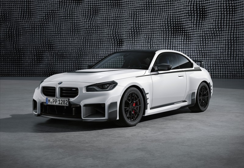 Белый bmw припаркован у стены с черным фоном (bmw m2 m performance parts, 2023, 5k, 8k, машины)