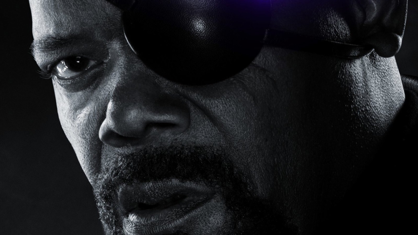 Un primer plano de un hombre con un par de gafas en la cabeza (nick fury, thanos, universo cinematográfico de marvel, marvel cinematic universe, los vengadores)