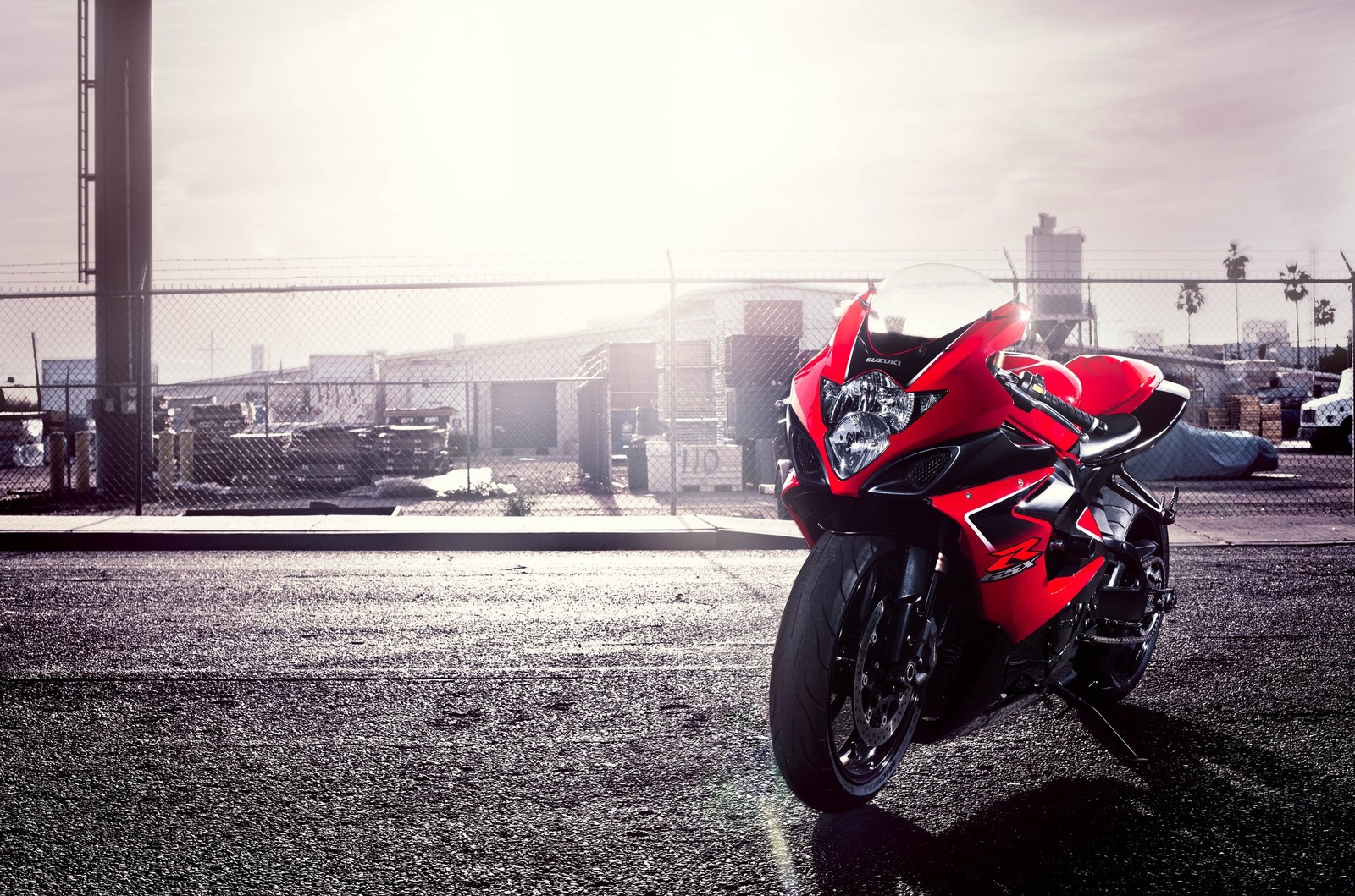 Hay una motocicleta roja estacionada al lado de la carretera (motocicleta, suzuki, rojo, coche, suzuki gsx r1000)