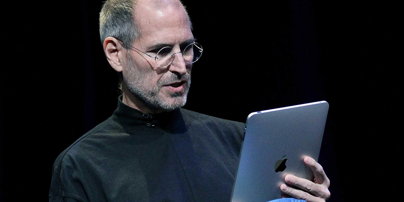 Image arabe d'un homme tenant une tablette (steve jobs, pomme, technologie, dispositif électronique, gadget)