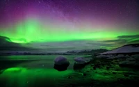 Aurora enchanteresse sur un paysage serein la nuit