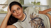 Vanessa Hudgens em uma sessão de fotos chique em uma pose relaxada