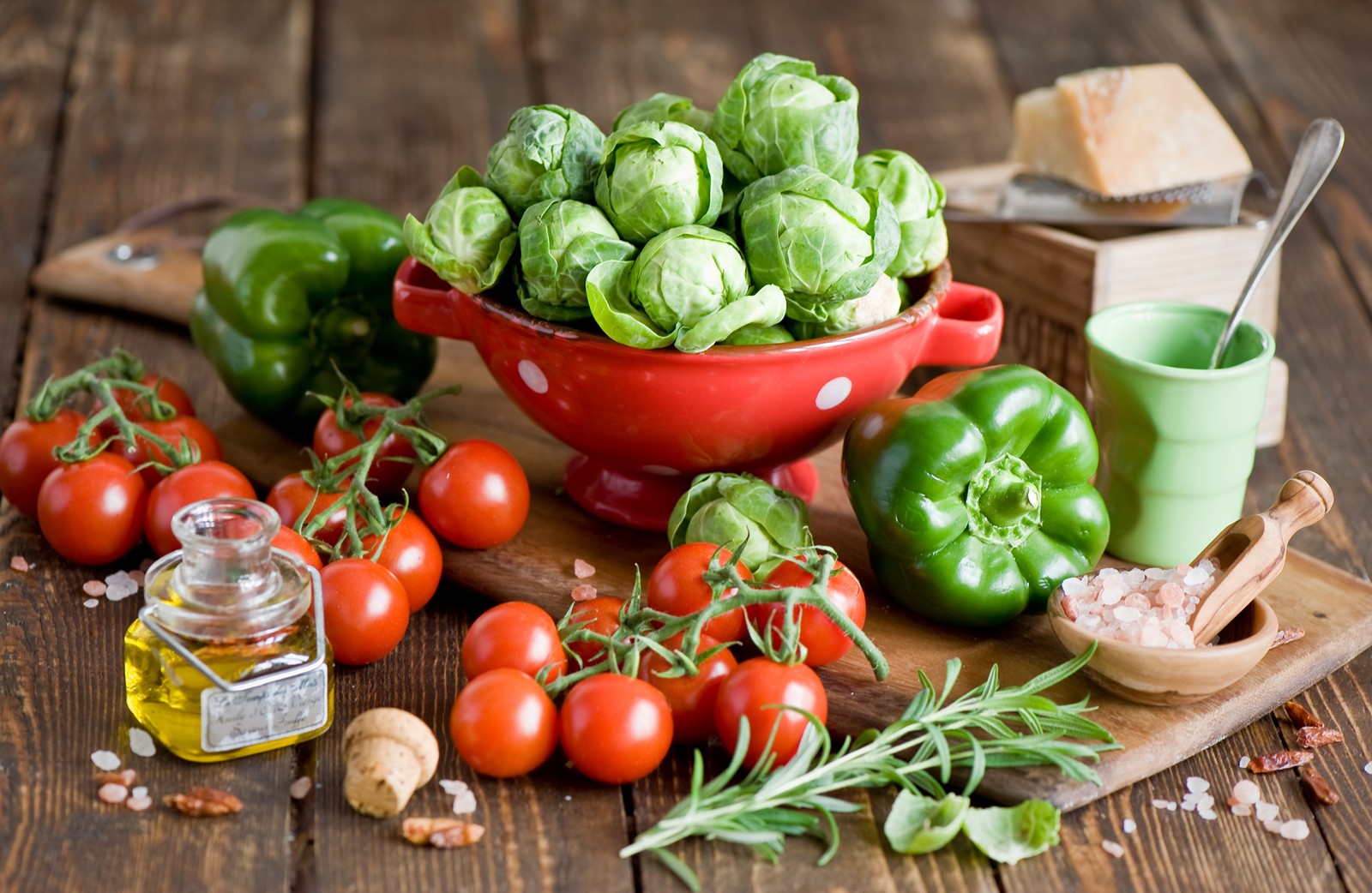 A close up of a bowl of vegetables on a wooden table (natural foods, food, vegetable, local food, superfood)