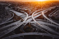 Atardecer sobre el intercambiador de autopistas de Los Ángeles