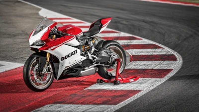 Ducati 1299, расположенный на повороте гоночной трассы, демонстрирует свой яркий дизайн и готов к супербайковым гонкам.