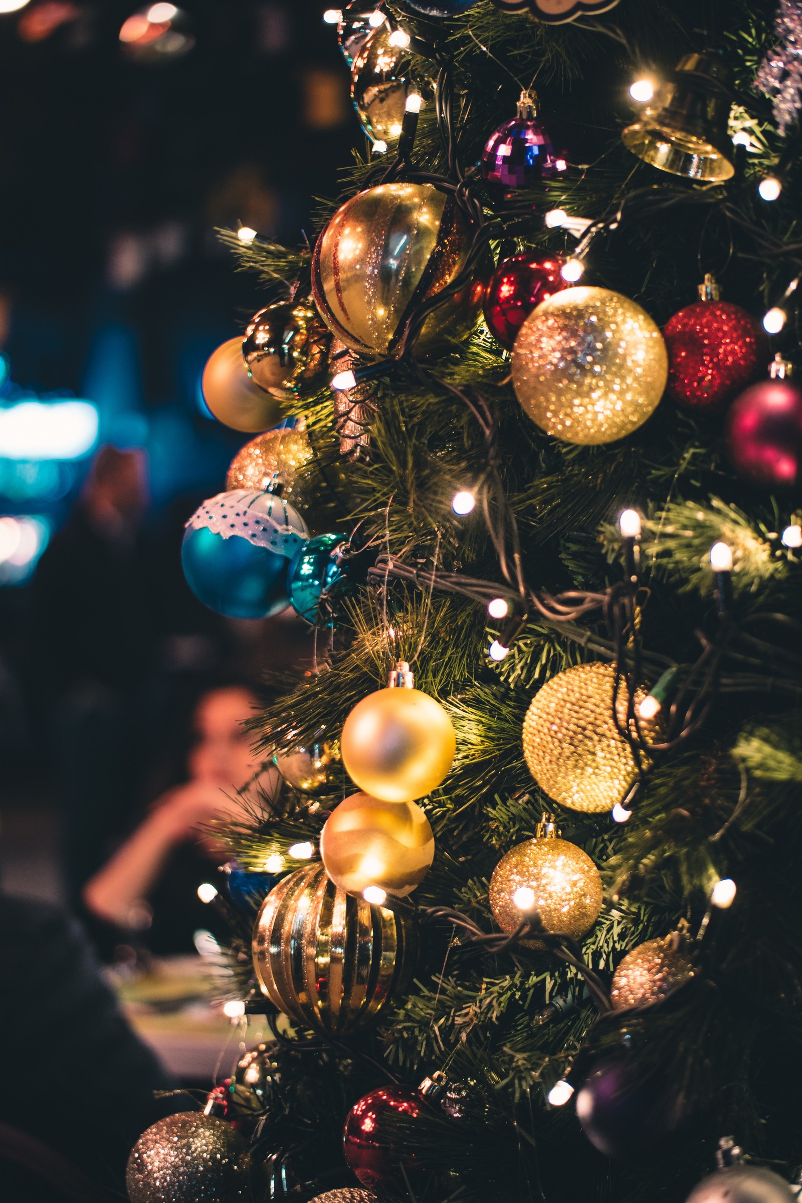 Un primer plano de un árbol de navidad con muchos adornos (luces navideñas, día de navidad, árbol de navidad, adorno de navidad, decoración navideña)