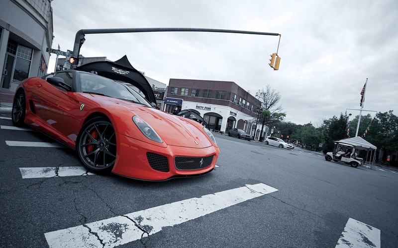 Красный спортивный автомобиль, припаркованный на обочине дороги (ferrari 599 gtb fiorano, суперкар, колесо, фerrar 488, ferrari 488)