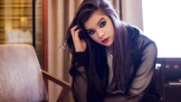 Hailee Steinfeld: Glamour cativante em um ambiente chique