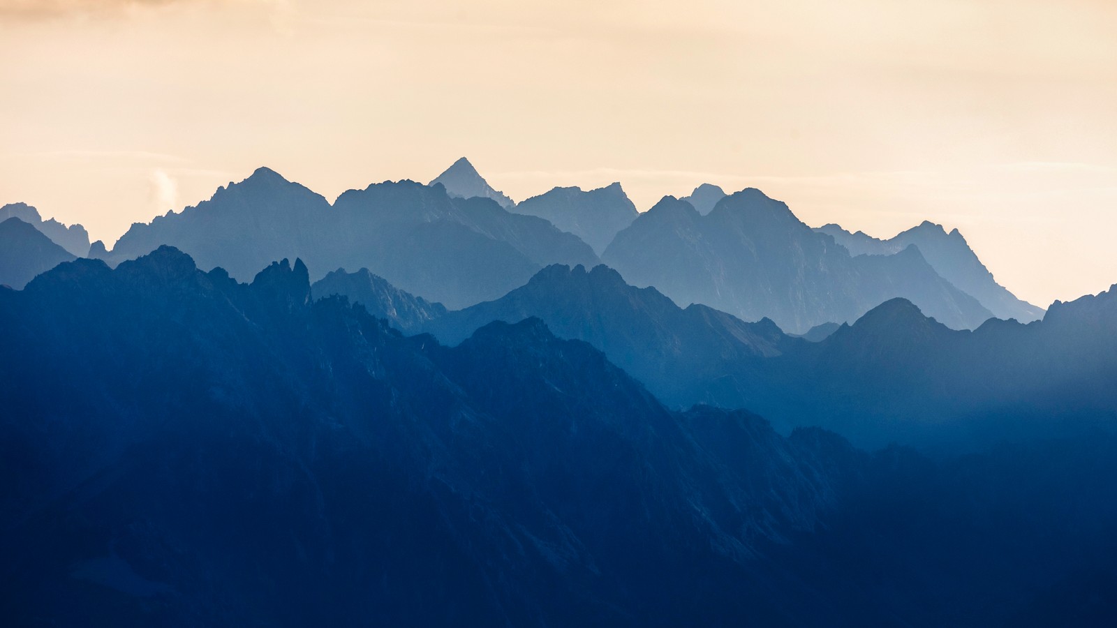 Montañas silueteadas contra un cielo nublado al atardecer (col de la madeleine, paso de montaña, alpes, francia, 5k)