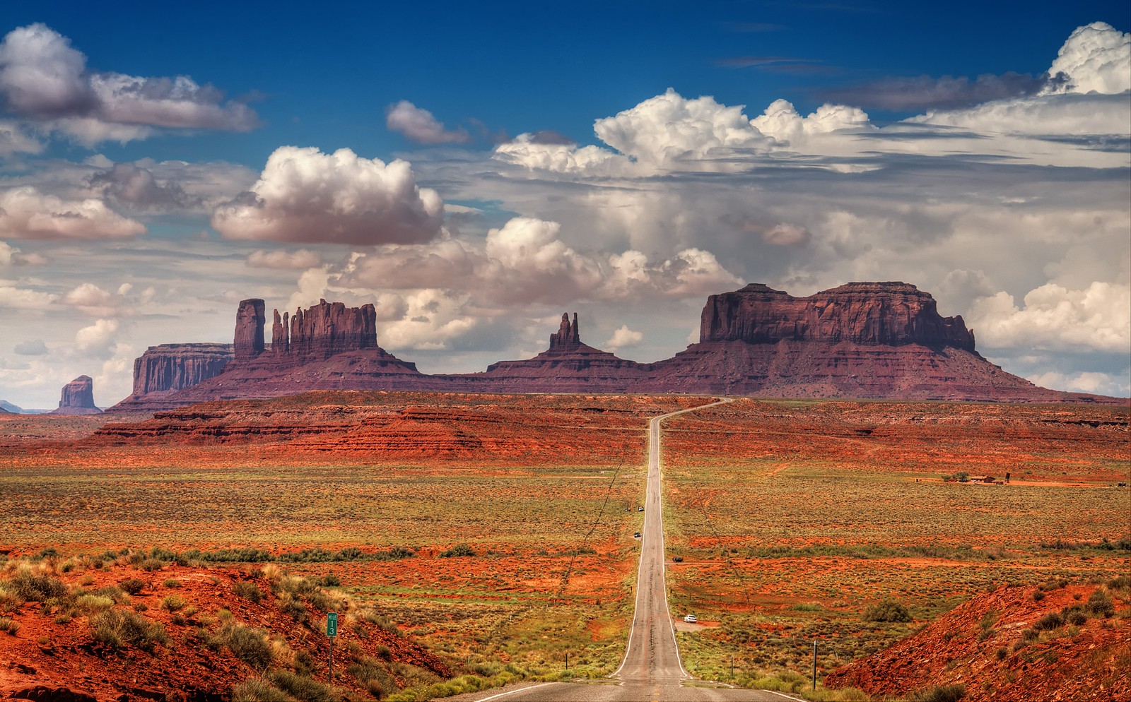 Вид на длинную дорогу посреди пустыни (долина памятников, monument valley, долина, горные образования, бют)