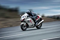 2022 Suzuki Hayabusa en mouvement - Fond d'écran de moto 5K