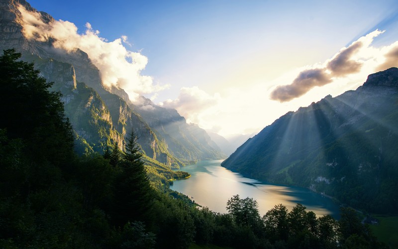 Вид на озеро, окруженное горами и деревьями (klöntalersee lake, альпы, швейцария, пейзаж, горы)