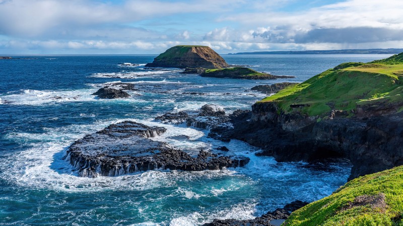 Вид на океан и скалы побережья вдали (море, рокки, rocky, пляж, пейзаж)