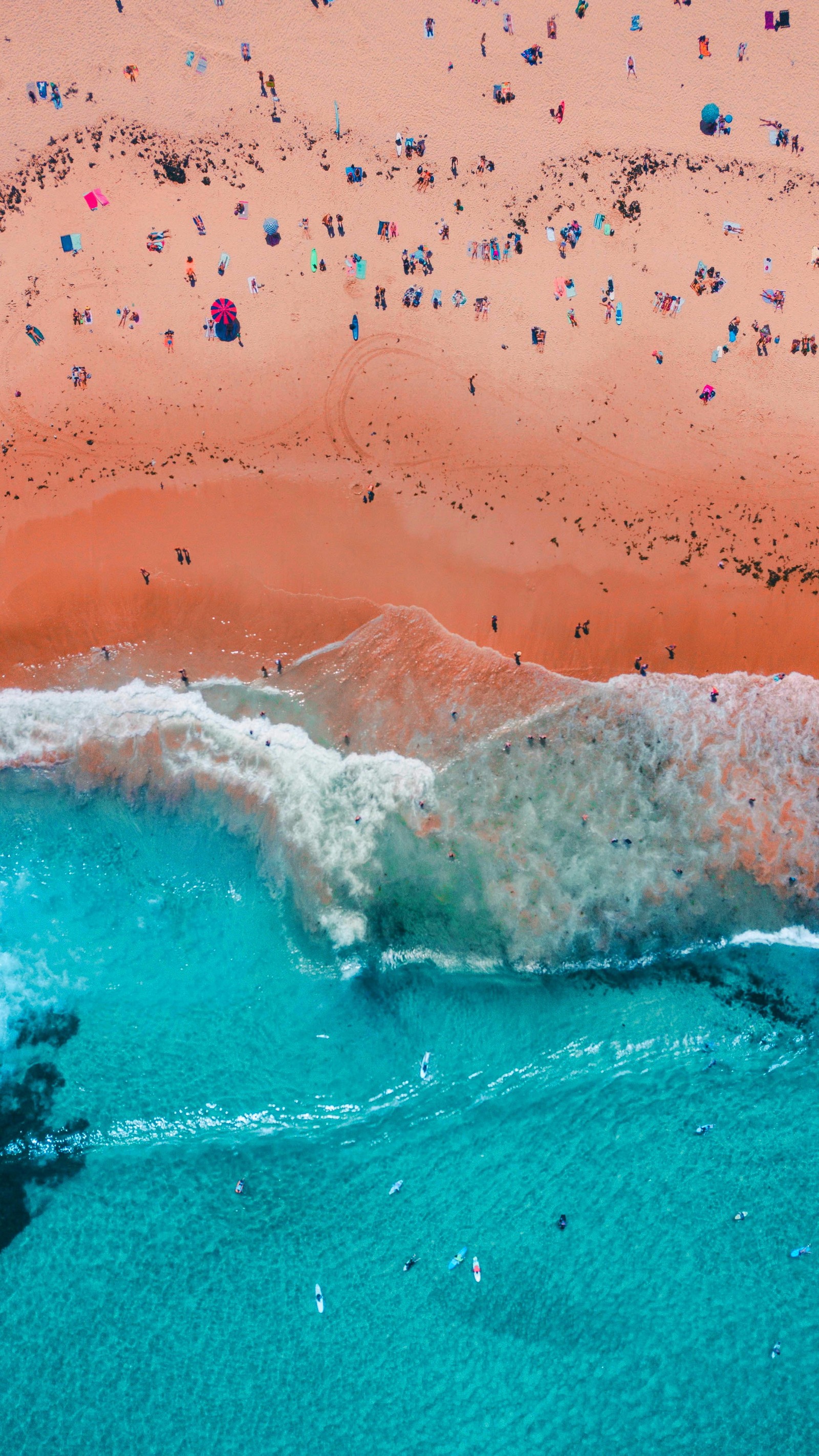 Vue aérienne d'une plage avec des gens et une planche de surf (eau, plage, liquide, fluide, plan deau)