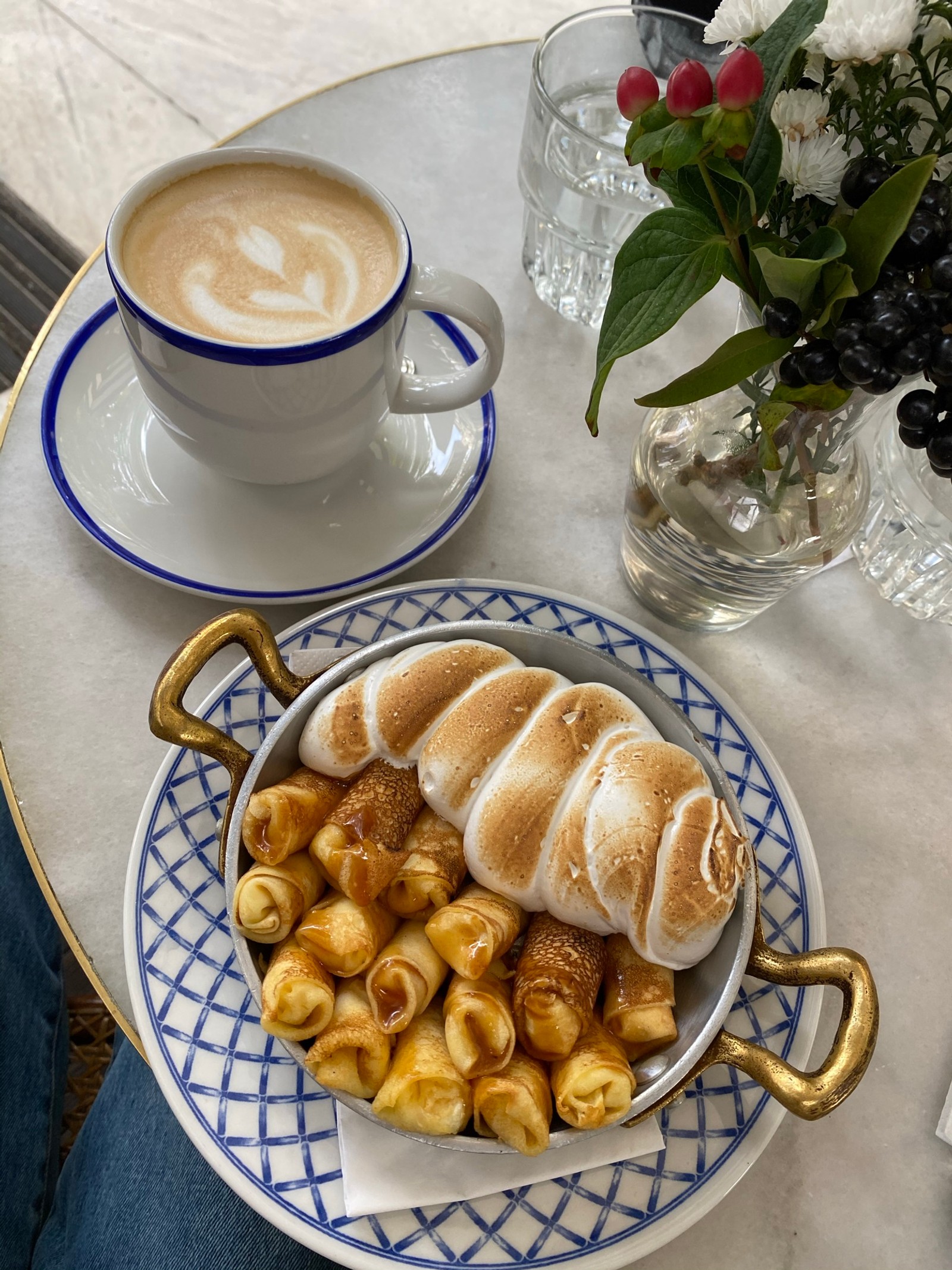 Hay un plato de comida en una mesa con una taza de café (desayuno, taza de café, taza, utensilios de servir, vajilla)