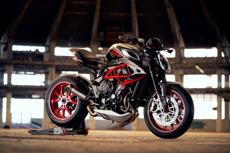 Крупный план мотоцикла, припаркованного в здании с красным ободом (mv agusta dragster rr scs, итальянский, мотоцикл, 2021, велосипеды)