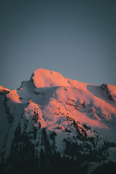 Schneebedeckter Berg bei Dämmerung mit Nachglühen