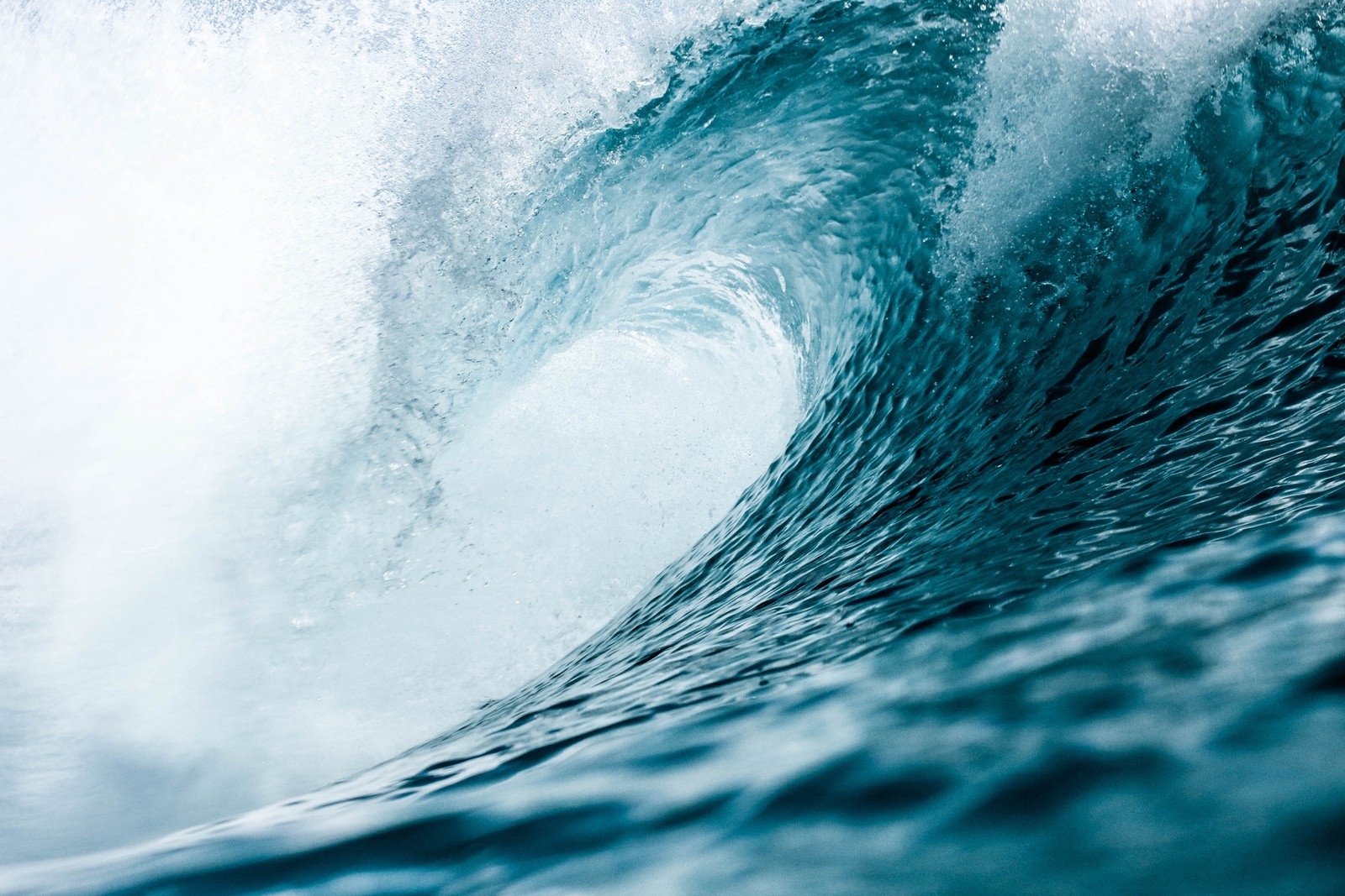 Nahaufnahme einer welle, die im ozean unter einem blauen himmel bricht (erde, ozean, welle, meer, windwelle)