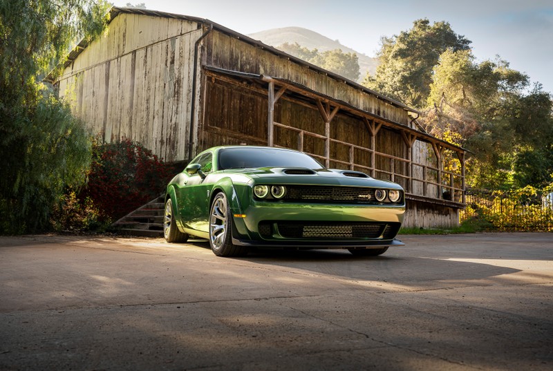 Зеленый dodge challenger, припаркованный перед сараем (dodge challenger srt hellcat redeye widebody, 2022, 5k, 8k, машины)