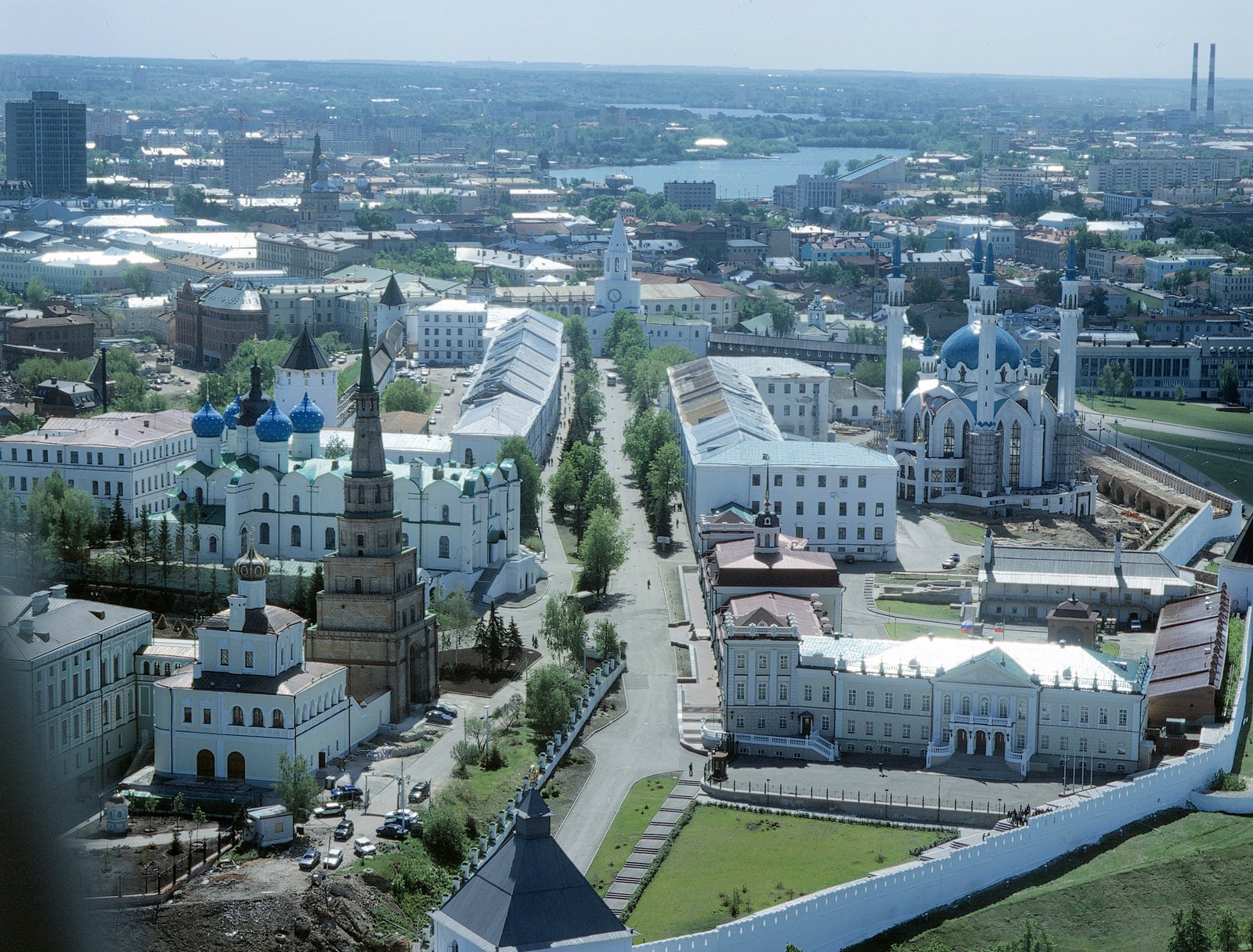 Eine vogelperspektive auf eine stadt mit einem großen weißen gebäude und einem fluss (kasan, kazan, stadtgebiet, stadt, stadtgestaltung)