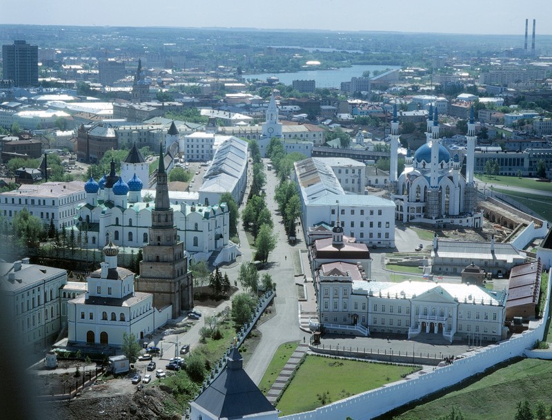 Вид сверху на город с большим белым зданием и рекой (казань, kazan, городская территория, город, городской дизайн)