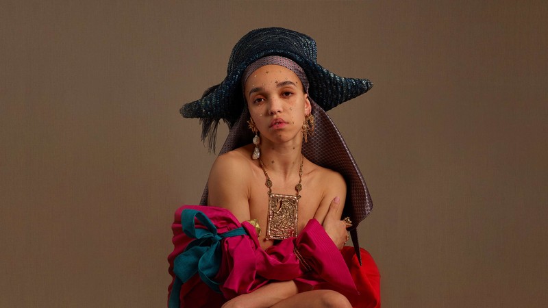 Женщина в цветном платье и шляпе сидит на стуле (fka twigs, портрет, британский певец, музыка, обои 4k)