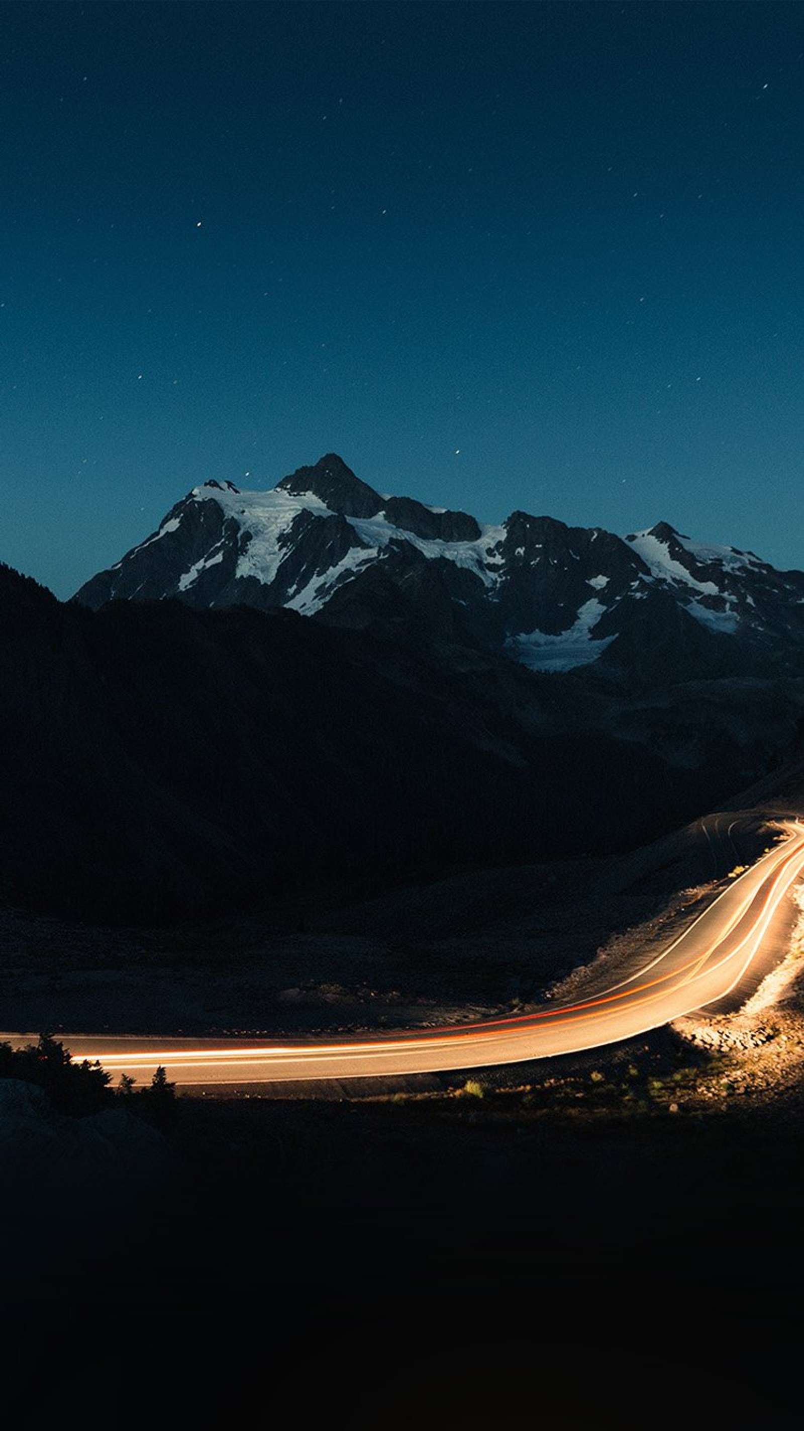 Vue aérienne d'une autoroute avec une montagne en arrière-plan (iphone, paysage, montagne, nuit, route)