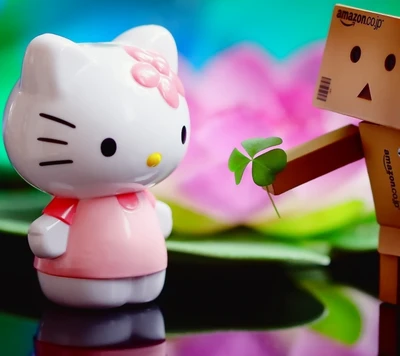 Hello Kitty tenant un trèfle à quatre feuilles avec une figurine Danbo sur un fond coloré