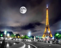 Paisagem noturna de Paris: Torre Eiffel iluminada sob uma lua cheia