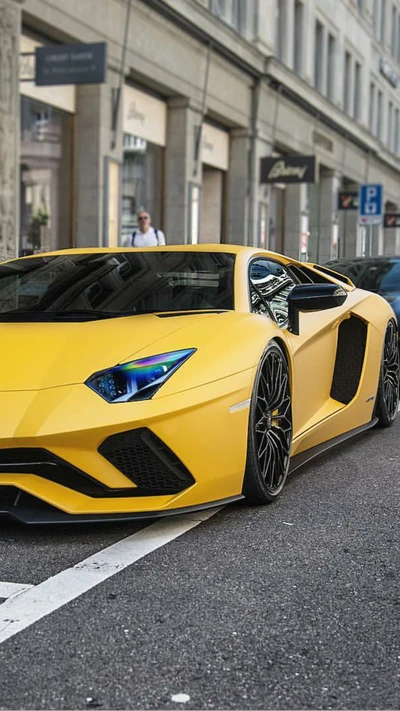 Lamborghini Aventador amarelo: Um supercarro deslumbrante nas ruas da cidade