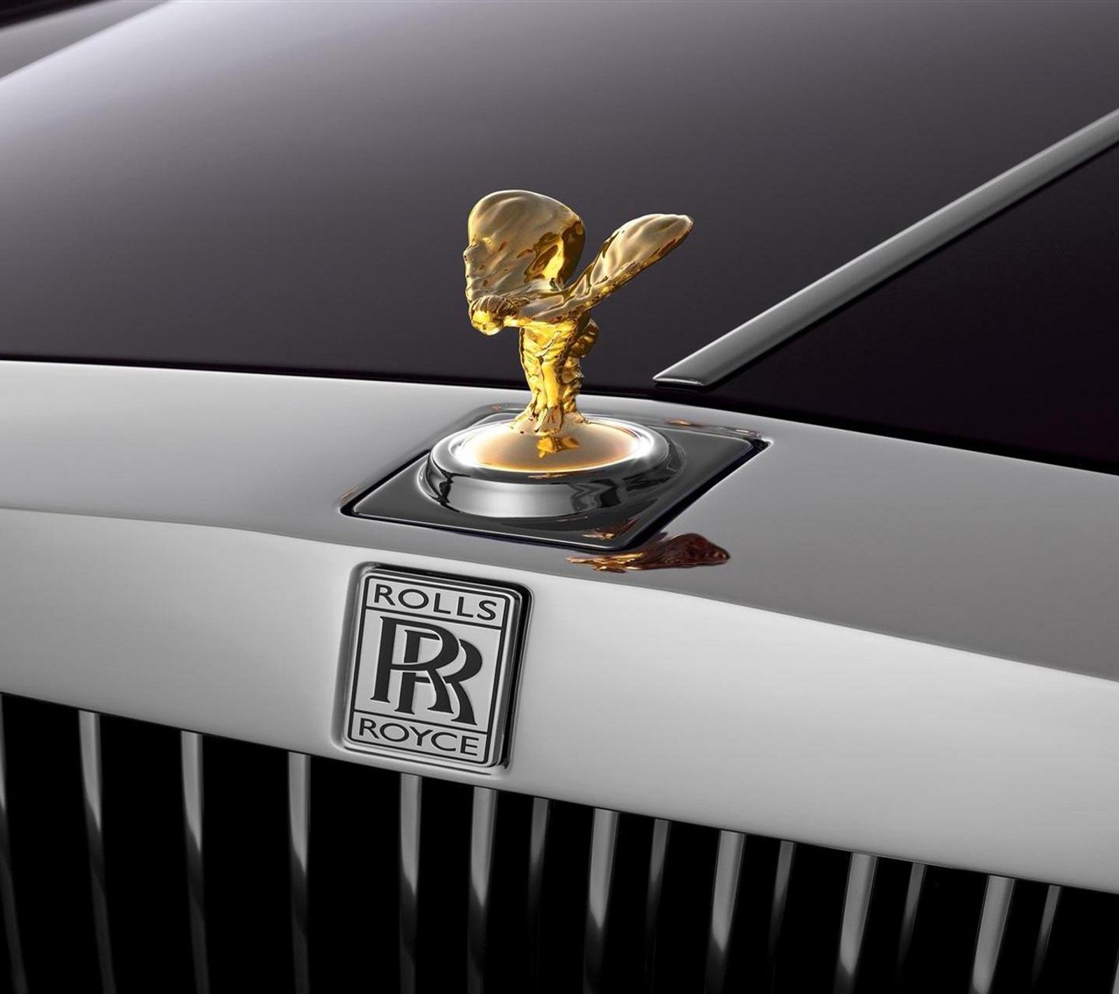 A close up of a rolls royce logo on a car (abej, beograd, rolls royce)