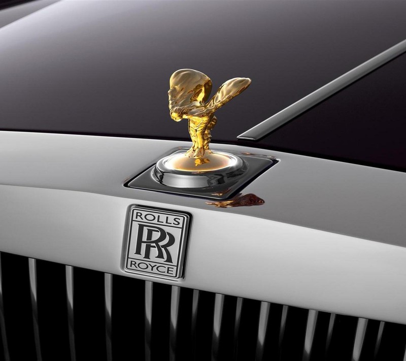 Крупный план логотипа роллс-ройс на автомобиле (abej, beograd, роллс ройс, rolls royce)